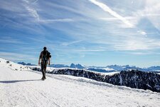 wandern dolomiten panorama person winter