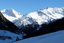 links olperer und fussstein rechts sagwandspitze und schrammacher und hohe wand tuxer alpen zillertaler alpen ab valsertal winter