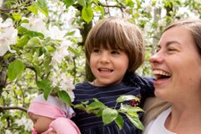 apfelbluete person familie kind