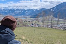 blick ueber bank in mals auf den tarscher buehl mals und den ortler